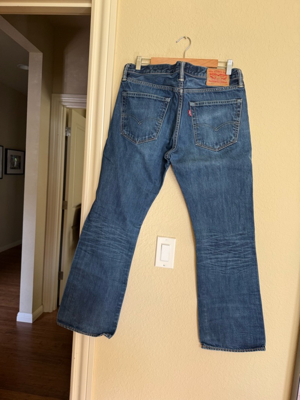 Levi's Men’s Medium Blue Bootcut Jeans W33 L30 - Picture 2 of 5